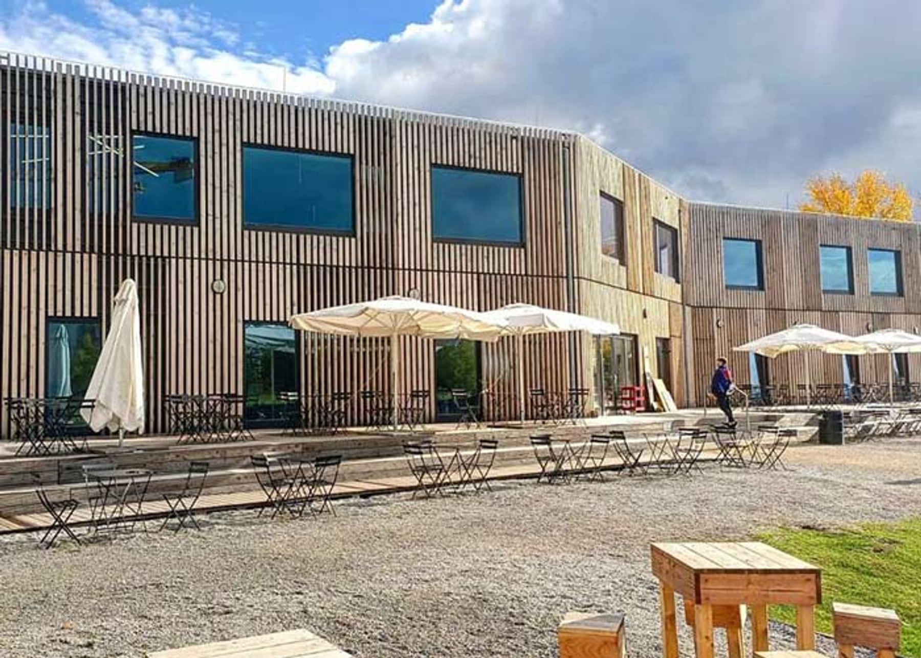 Fertiggestelltes Holzgebäude mit Terrasse – Zimmerei Feuerbach