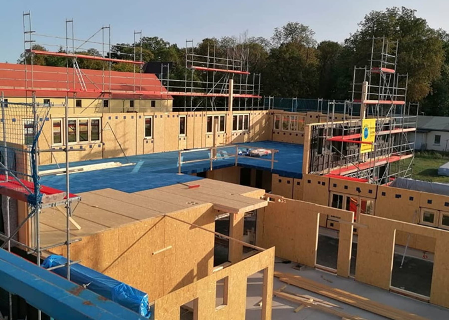 Baustelle mit Holzrahmenwerk und Gerüst