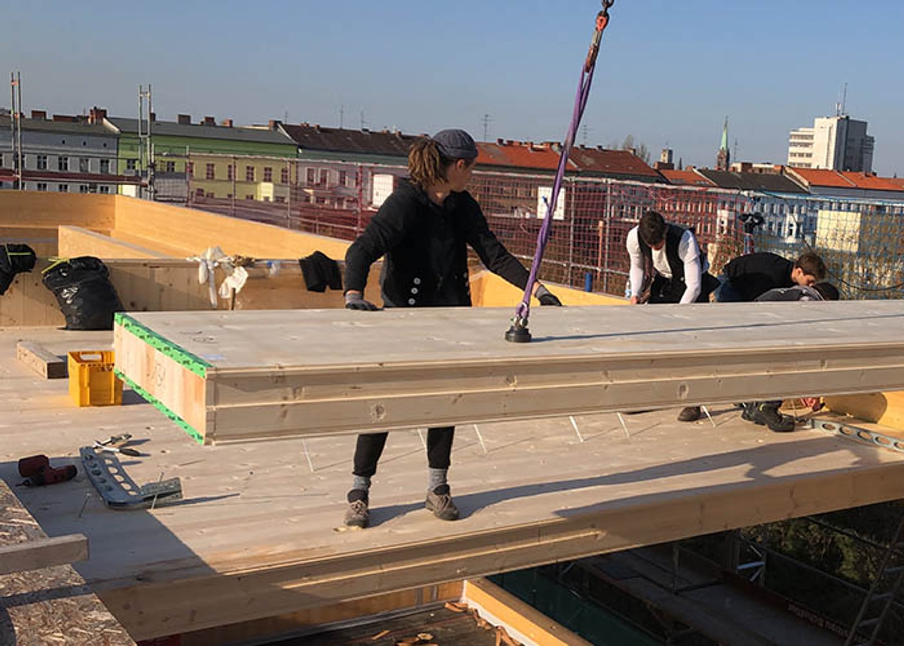 Zimmerer bei der Arbeit auf Holzkonstruktion